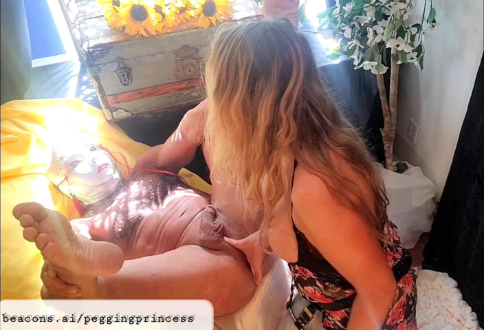 Peggingprincess: 視点のメアスラットがXXLのケイストラップ、ムハンキーストイ、カルメンハーネスで可愛いペギングを得る