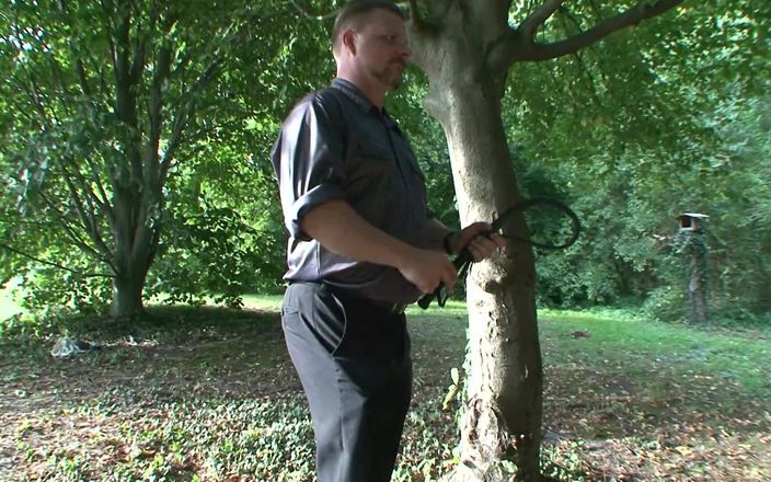 BDSM Deutschland: बंधन वर्चस्व दब्बू माचो - गुलाम लड़की को अपमानित किया जाता है, कोड़े मारे जाते हैं, और जंजीरों में चुदाई की जाती है