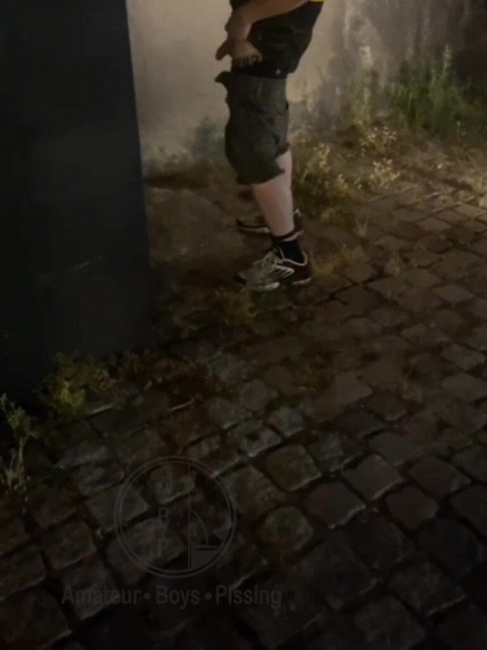 AmateurBoysPissing: Ajutându-l să se pe stradă