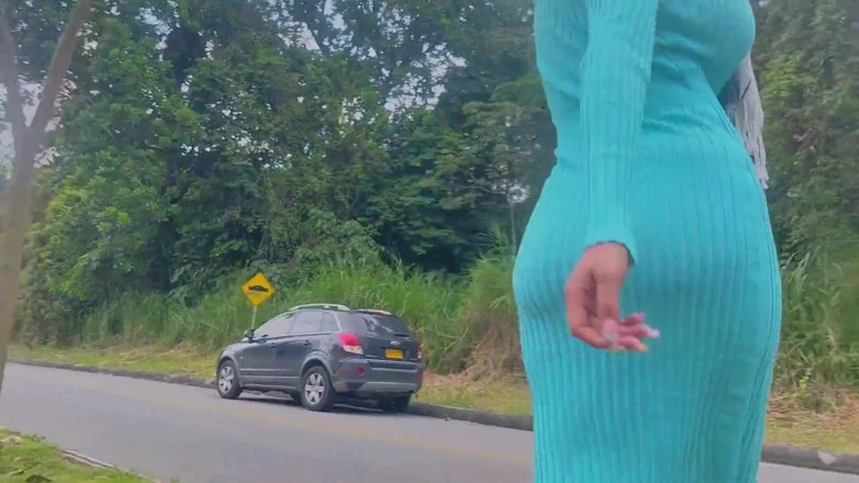 Jenifer Play: Mă duc la plimbare și băiatul de pe stradă îmi fute fundul...