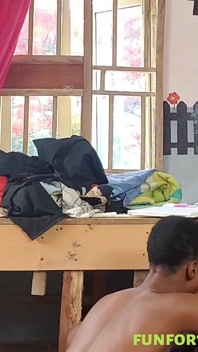 Cewek bertubuh kurus ini lagi asik ngentot kontolku di kantor