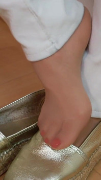 紧身牛仔裤，闪闪发光的espadrilles和尼龙脚特写