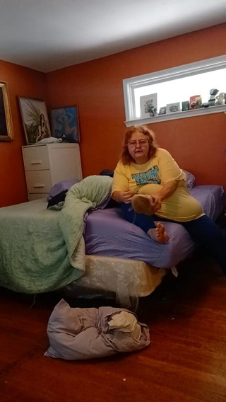 BBW nurse Vicki adventures with friends: Stinkende tennisschoenen Pewwwee
