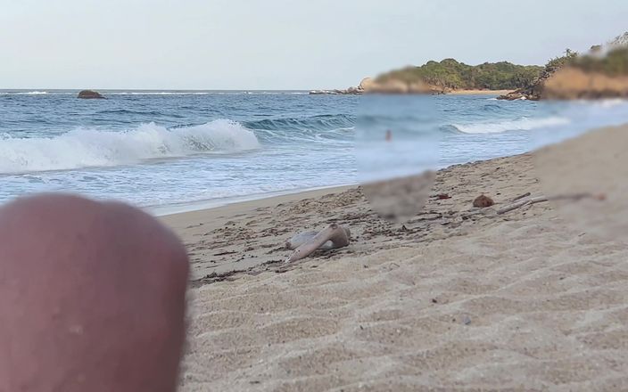 cxlila: Cowok asing ngentot aku di pantai sambil bugil setelah aku...