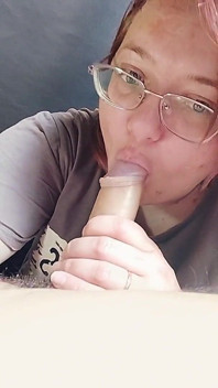 Amateur vriendin pijpbeurt in plaats van te koken - weelderige brunette met bril zuigt en trekt pik af
