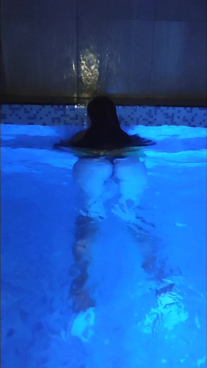 Karencx: プールで