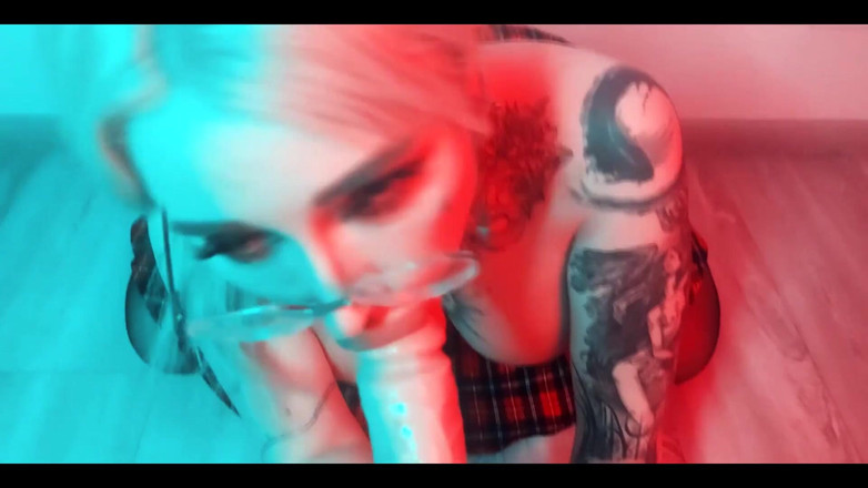 Peachgardens: Kouřím ptáka hluboko a masturbuji ho svými velkými prsy a...