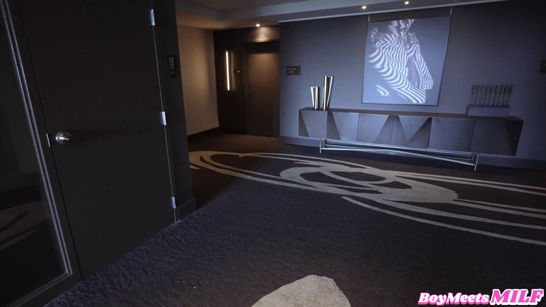 Boy meets MILF: Hermosa rubia milf deja que el repartidor de pizza se...