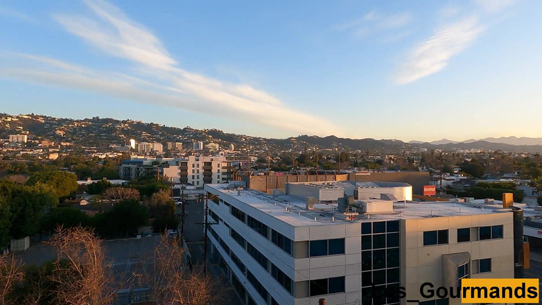 Les Gourmands: LAの熟女が夫の巨根を彼女の巨大な天然乳でけいれんさせ、彼の引き締まった乳首に彼を射精させます