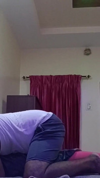 호텔 방에서 섹스하는 소녀