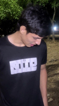 En streamant dans un parc abandonné, j’ai trouvé une fille abandonnée, je l’ai emmenée chez moi et j’ai fini par lui faire un coup dur.