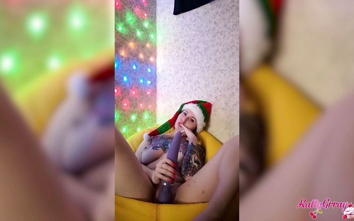 Katty Grray: Sexig brud sensuell onanerar fitta vibrator vid jul