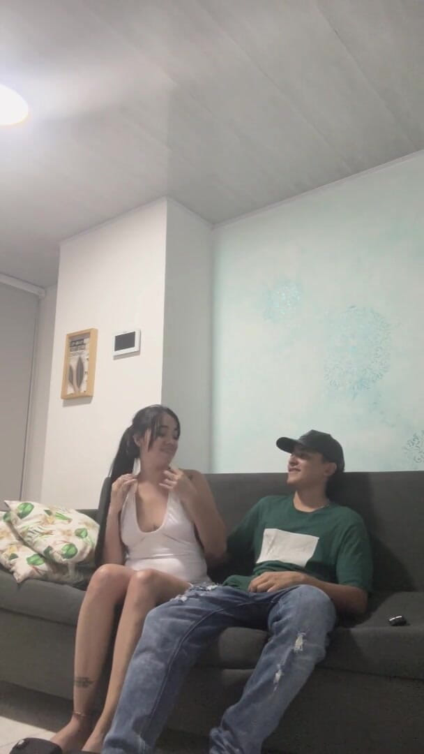 Lunaandmax: 콘돔으로 따먹히는 창녀를 찾는 남자