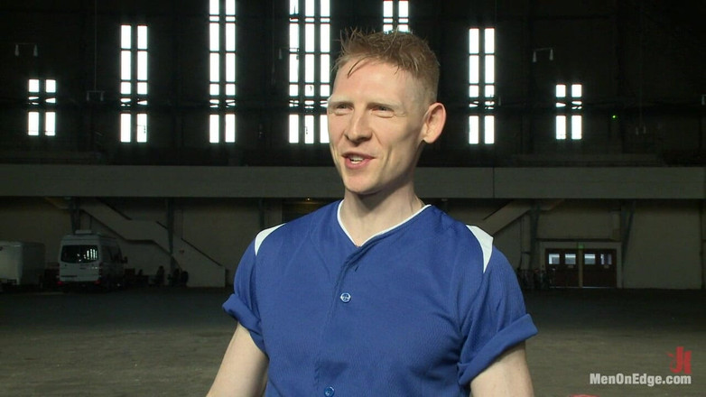 Men on Edge: Un étalon de baseball hétéro capturé et bordé