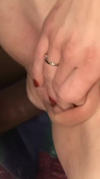 Blondă excitată și excitată vrea să fie futută tare în fund de un penis mare și negru