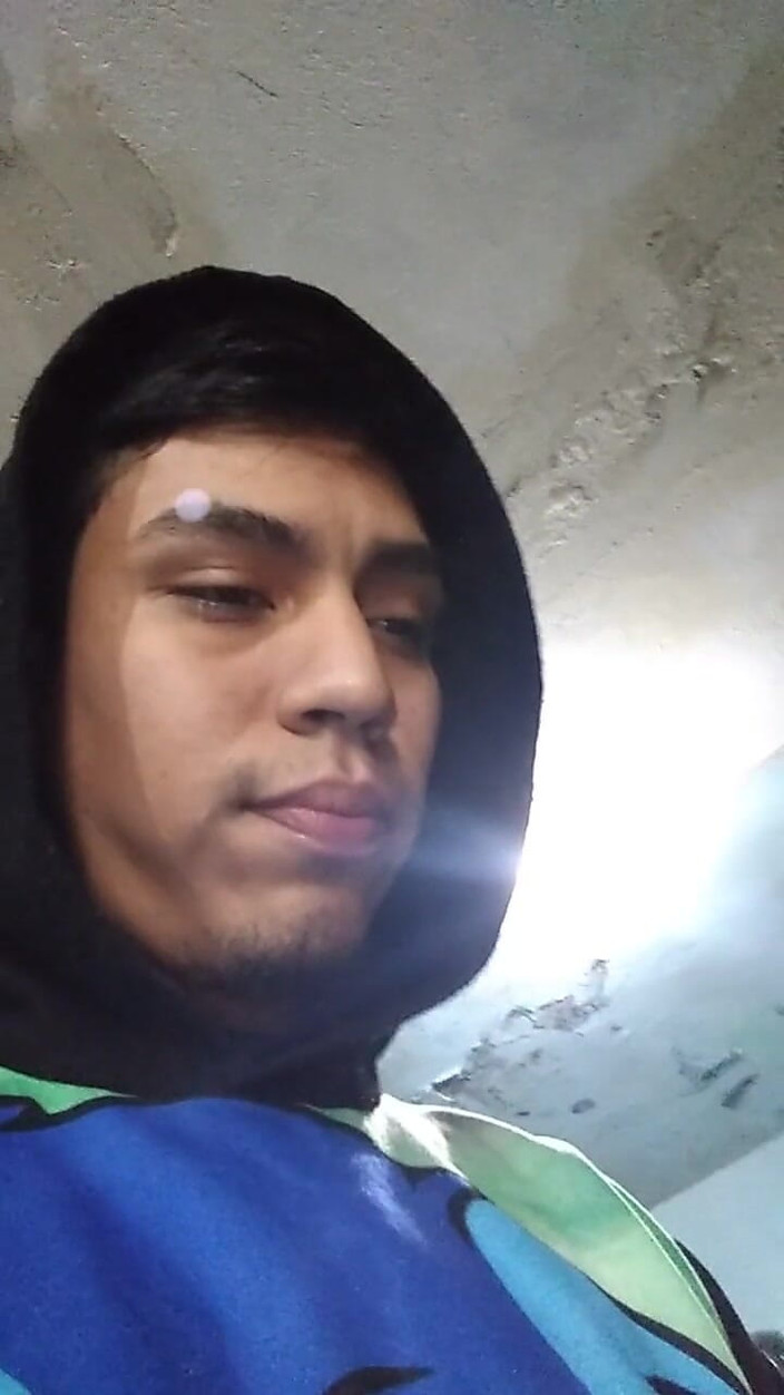 AlexAlejandro13: En public, je me touche riche