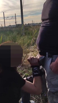 Dick flash - ein mädchen hat mich beim wichsen in einem park erwischt und mir hilft, abspritzen - misscreamy