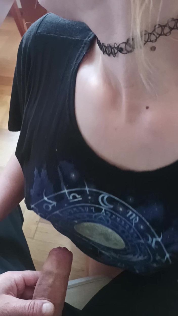 vuana: लंड चूसने से पहले मेरी गीली चूत दिखाना