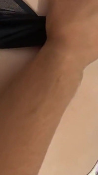 POV ฉันเจอคุณแม่เลี้ยงนอนอยู่บนเตียง แล้วทนไม่ได้กับตูดยักษ์ของเธอ