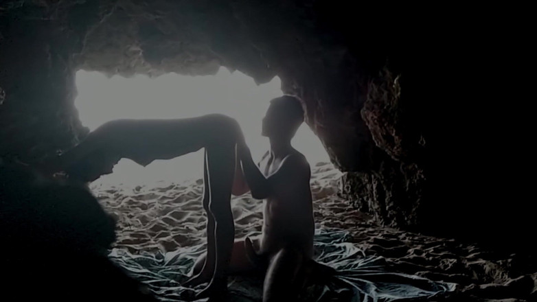 Magia Rosa: Couple recorded at the beach, inside the cave