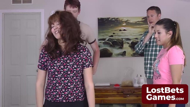 Lost Bets Games: Tessa, Jesse, Jake i Leilani Bring in a Cards Strip...