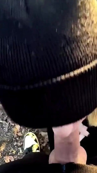 Okouzlující děvka šuká své těsné díry. Dvojitá penetrace. Orgasmus