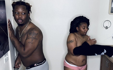 Kendale: 完整视频 Kendale 在室友的母战中不小心走进来