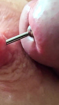 Sounding sul mio lungo piercing al capezzolo questo è stato il mio primo inserimento di cazzo