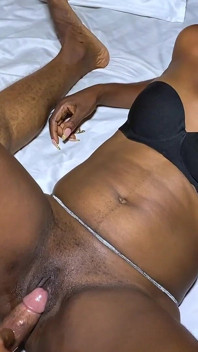 Ragazza sexy tradisce il suo ragazzo con la sua migliore amica