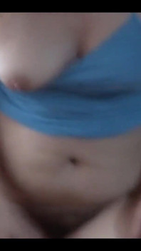 Nevlastní sestra mé ženy už nemůže odolat a má se mnou sex, masturbuje, výstřiky na její zadek