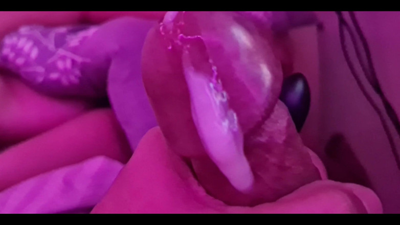 PinayWildHotCouple: 在我妻子的继妹正在休息时在家看电视时撸管