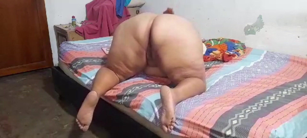Gordita Culo Rico: Pantat montok menunjukkan vaginanya yang besar dan berbulu