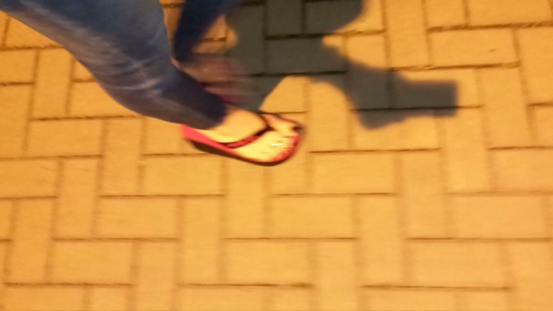 Heelex: Transvestã¤t in sehr sexy flip-flops geht die straße
