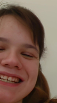 Elizabeth, primeira gozada na garganta profunda, come mijo no rosto