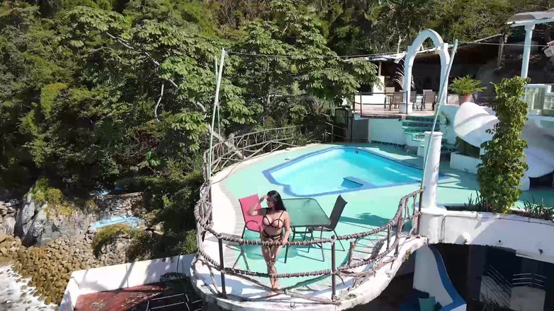 Porno Cloud: Ngentot liburan di ruangan terbuka