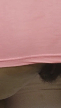Dickes ebenholz bekommt ihre hübsche rosa muschi von hinten geleckt