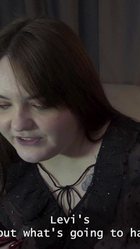 Pornstory: Stella uśmiecha się figlarnie, gdy jej chłopak ma strap-on