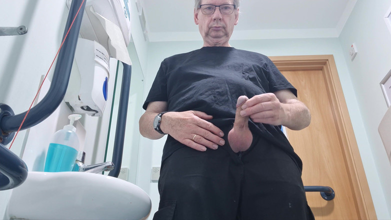 Dirtyoldgit: Půlnoční masturbace a výstřik na toaletě