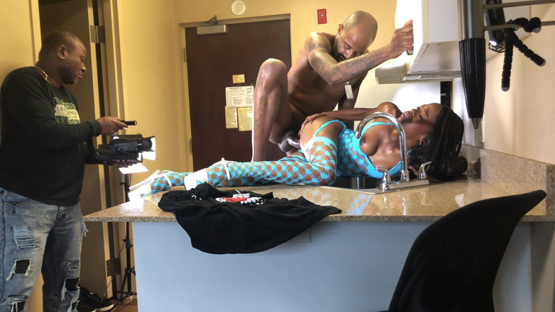 Shaundam: Bts în Cina foc sus