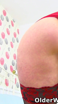 Gut abgerundete MILF Beau Diamonds aus Großbritannien sieht in schwarzen strümpfen und High Heels so heiß aus