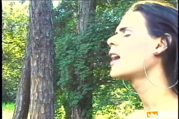 Shemale Idols: Chico tatuado y una travesti sexy lamen y follan sus...