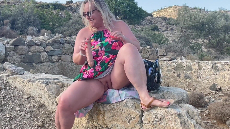 Lena Cox: Masturbation en plein air et squirts - une femme nymphomane a...