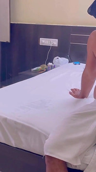 Tôi không thể chịu đựng được sau khi cô ấy vào phòng của tôi để tìm giày của cô ấy và tôi đã đụ cô ấy