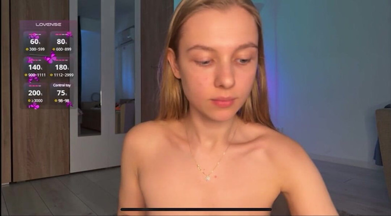 JuiceLussie: Büyük dildo ile harika oral seks