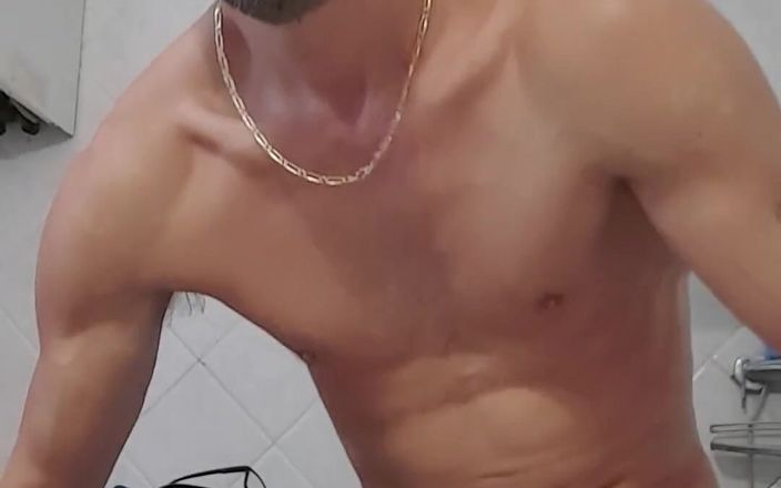Boy jerking off: Vieni a fare una doccia calda con me?