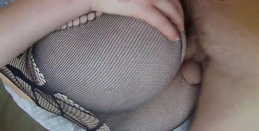 Nini Divine: 義理の妹の大きな丸い尻をクソして、熱いザーメンで満たしてください!