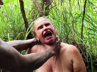 Sexo salvaje en la jungla en la cascada