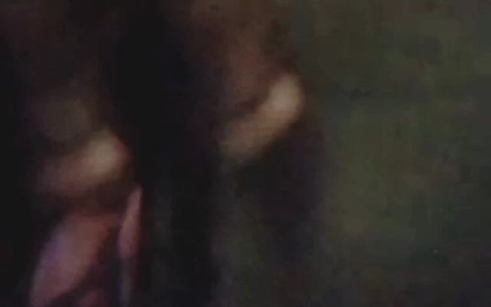 Me and my new slut: Mẹ kế già da đen thích thủ dâm trên cuộc gọi điện...