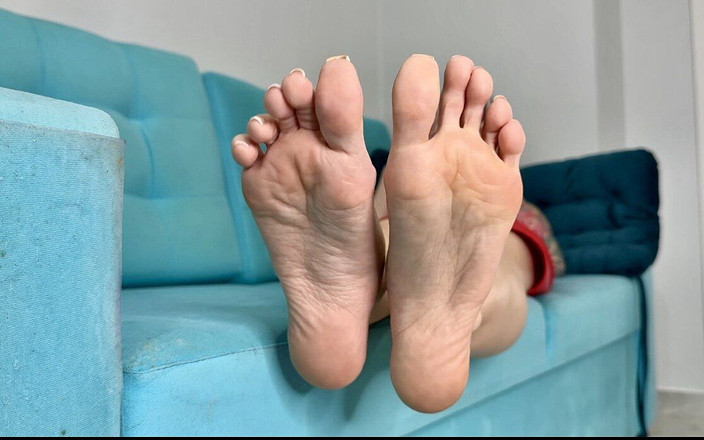 Julia domaina: Mes jolies semelles aux longs orteils, gros pieds nus, ongles...