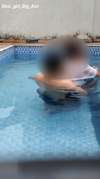 Ett Hett Par Riskabelt Kul I Poolen.